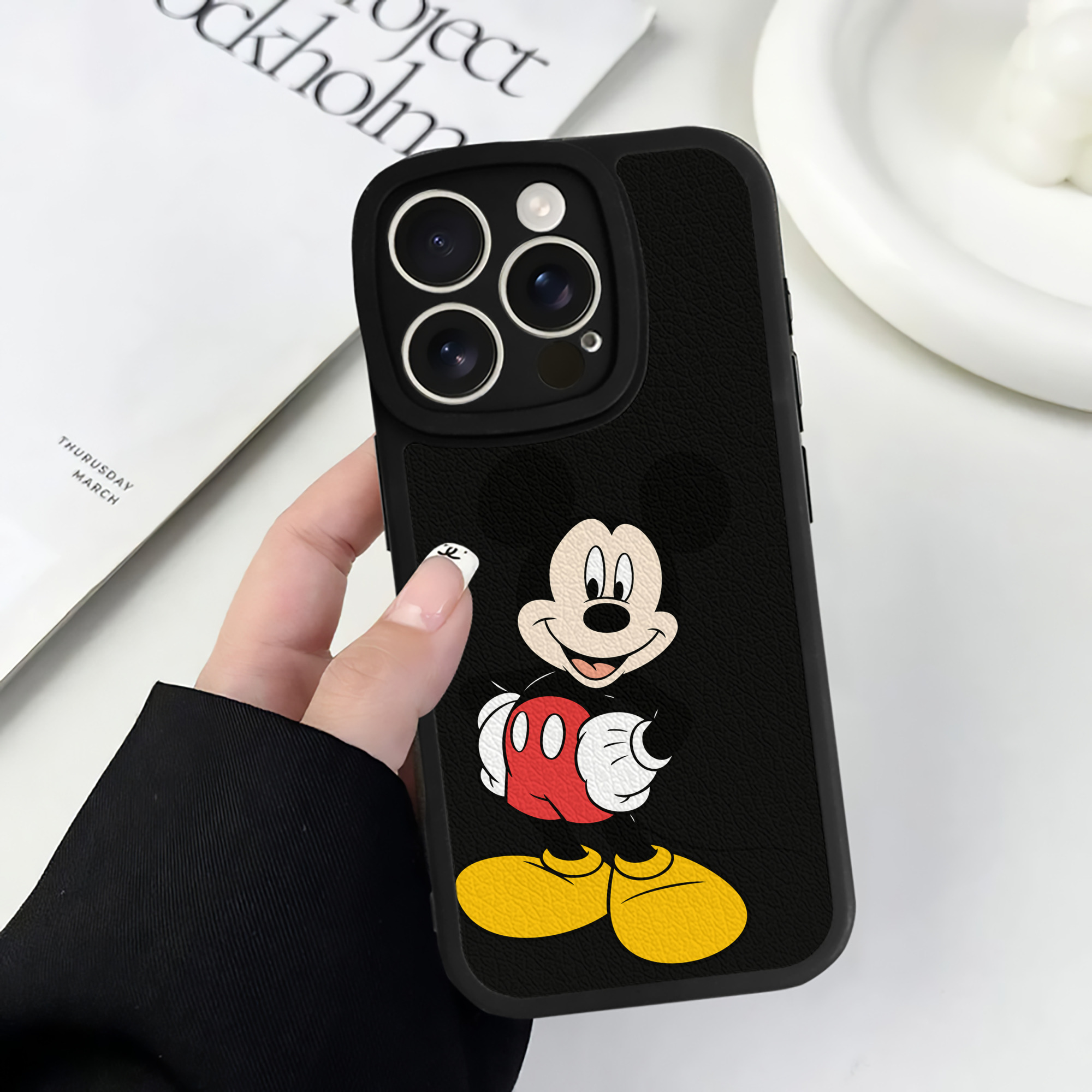 （画像用） ミッキーマウス Mickey Mouse 【iPhone 16シリーズ対応】シリコンスマホケース（レザー調） 材質：シリコン